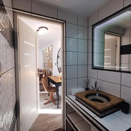 Krysztalowy Z Pieknym Ogrodem W Centrum Uzdrowiska Apartmán