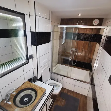 Krysztalowy Z Pieknym Ogrodem W Centrum Uzdrowiska Apartmán *