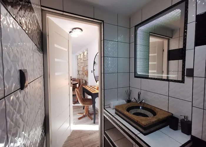 Krysztalowy Z Pieknym Ogrodem W Centrum Uzdrowiska Apartamento